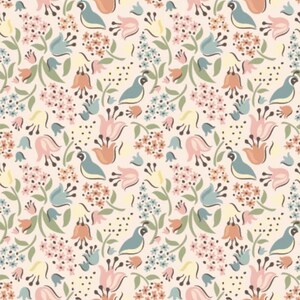Puede incluir: Patr&oacute;n repetitivo con p&aacute;jaros y flores estilizadas sobre un fondo crema. El dise&ntilde;o incluye flores rosas, melocot&oacute;n, azules y amarillas con hojas verdes. Los p&aacute;jaros son de color azul claro y de dise&ntilde;o sencillo.