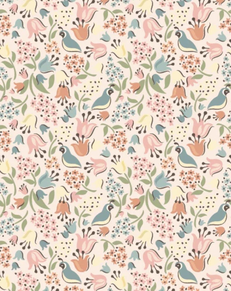 Puede incluir: Patr&oacute;n repetitivo con p&aacute;jaros y flores estilizadas sobre un fondo crema. El dise&ntilde;o incluye flores rosas, melocot&oacute;n, azules y amarillas con hojas verdes. Los p&aacute;jaros son de color azul claro y de dise&ntilde;o sencillo.