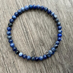 Denim Blue Sodalite Gemstone Bangle, Boho Style Memory Wire Bracelet Bild 6