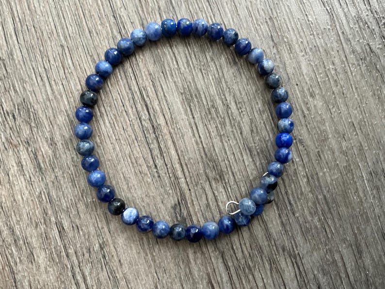 Denim Blue Sodalite Gemstone Bangle, Boho Style Memory Wire Bracelet Bild 6
