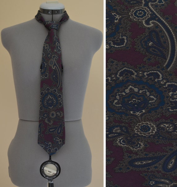 SALE - vintage Halston 1970s silk tie - Italian 10