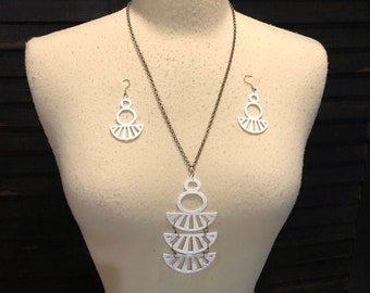 Geometric necklace and earrings set