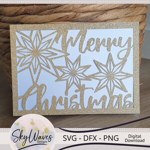 K&ouml;nnte beinhalten: Eine goldglitzernde Weihnachtskarte mit wei&szlig;em Hintergrund. Die Karte zeigt ausgeschnittene Schneeflocken-Designs und die Worte "Merry Christmas" in einer Schreibschrift. Die Karte ist rechteckig und hat einen goldglitzernden Rand.