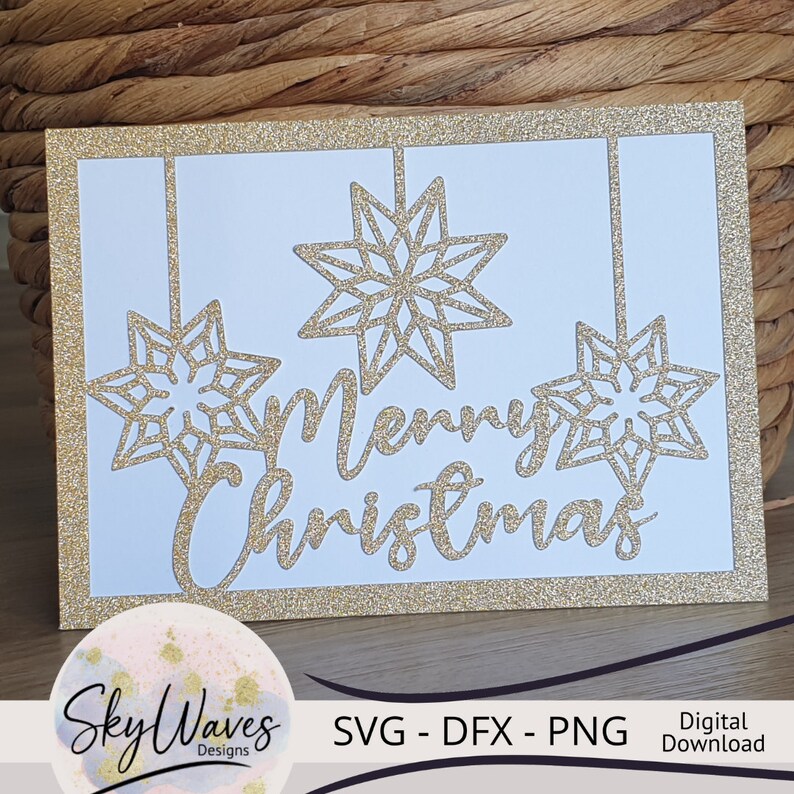 K&ouml;nnte beinhalten: Eine Weihnachtskarte mit wei&szlig;em Hintergrund und goldenen Glitzerakzenten. Die Karte zeigt drei h&auml;ngende goldene Glitzerschneeflocken und die Worte "Merry Christmas" in einer Schreibschrift. Digitaler Download.