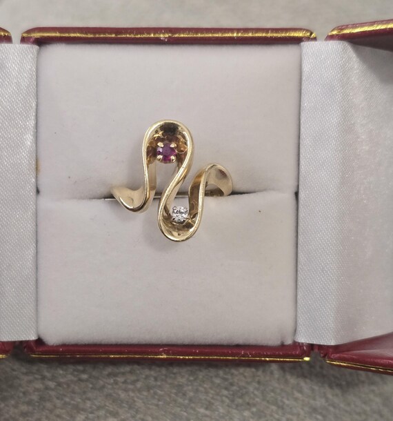 14k Solid Gold Ruby and Diamond Ring: Vintage Fin… - image 2