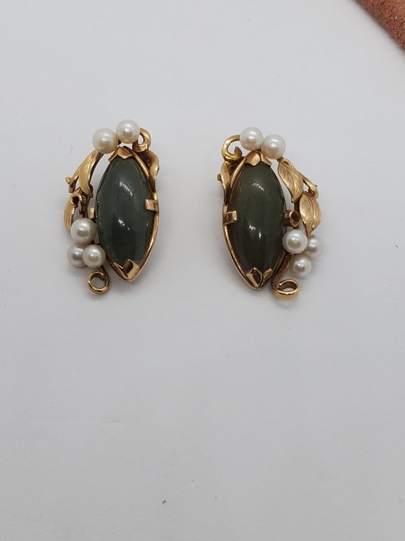 Ming's 14k Solid Gold Opaque Green Jade and White Pearl Clip