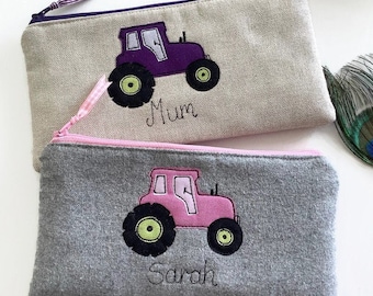 Trousse personnalisée pour tracteur - pochette à stylos personnalisée en laine grise ou en lin avoine - tracteur rose ou violet au choix - cadeau pour maman fermière