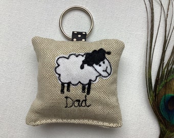 Porte-clés personnalisé mouton avec parfum lavande - Personnalisation au choix - Idéal pour remplir le bas de Noël ou petit cadeau de moins de 10 ans - Cadeau paysan