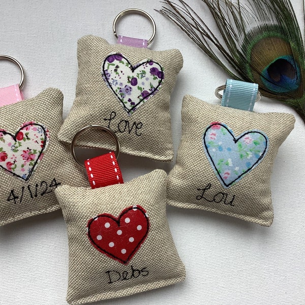 Porte-clés coeur personnalisable en tissu à fleurs ou à pois - Idéal pour la Saint-Valentin ou un anniversaire - Options de personnalisation disponibles - Cadeau pour femme