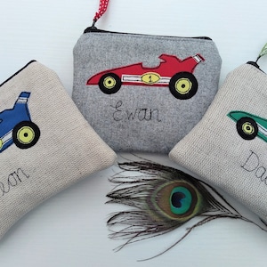 Cartera de coche de carreras personalizada - Monedero personalizado en gris o lino - Elige entre rojo, verde o azul. Regalo para papá o niño aficionado al automovilismo.