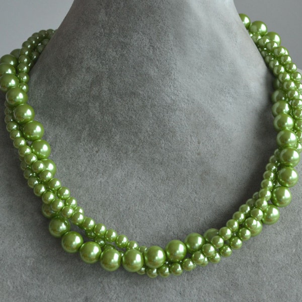 collier de perles vert citron, collier de perles de verre triple brins, collier de perles vert citron, collier de couleur vert citron, collier de déclaration