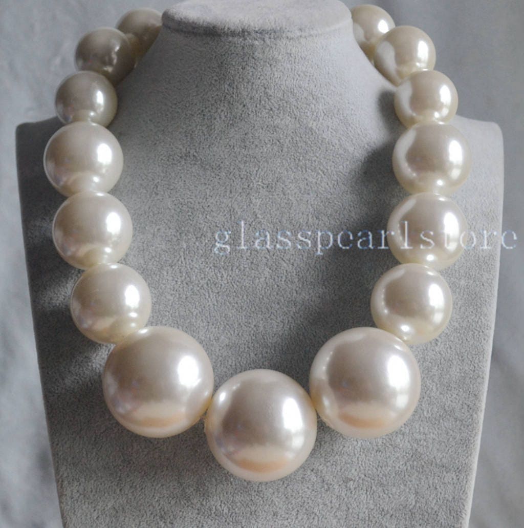Collana di perle bianche alternate a elementi di argento rodiato