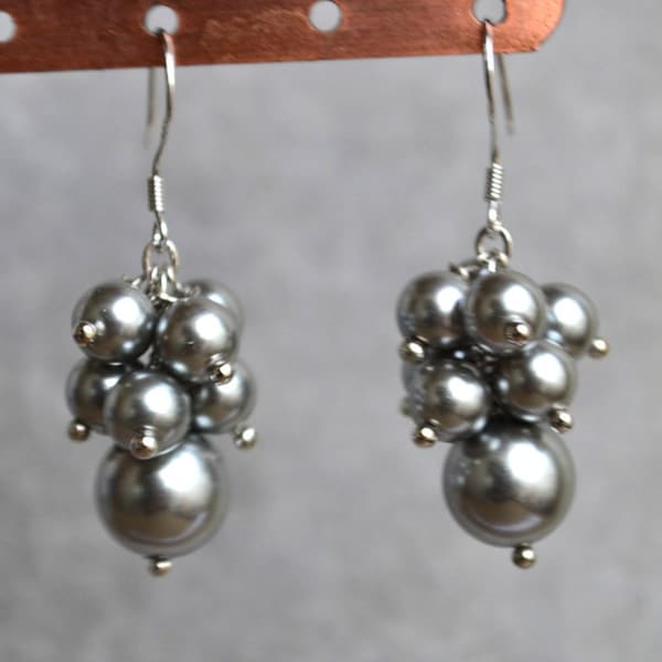 grey pearl earrings,dangle gray earrings,Bridal pearl earrings, dangle earrings,gray pearl cluster earrings,wedding earrings,bridesmaid gift