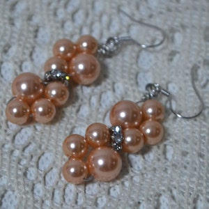 peach pearl earrings,bridesmaid earrings,dangling peach earrings,peach Earrings,Flower pearl earrings,glass pearl and rhinestone Earrings