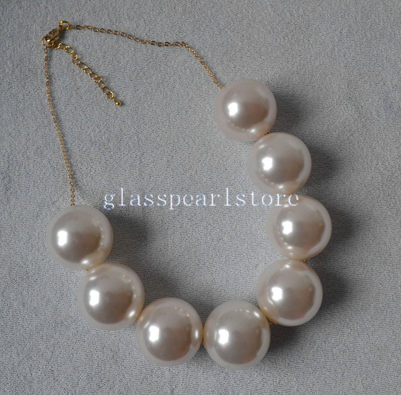 Big pearl deals necklace costume