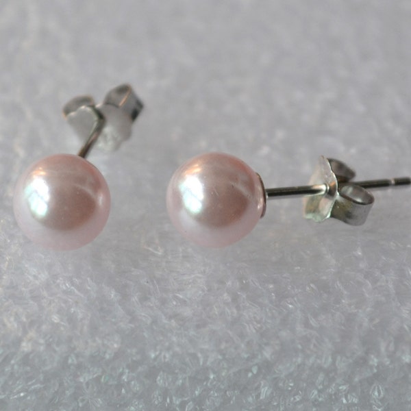 small pale pink Pearl Earrings,6 mm Glass Pearl earrings,pale pink Earrings,round pearl stud earrings,bridesmaid pale pink bead earrings