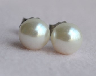 ivory pearl earrings,Glass Pearl earrings,6mm earrings,round pearl stud earrings,bridesmaid earrings,wedding Jewelry