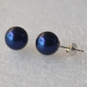 Boucles d&#39;oreilles 10 mm avec perles bleu marine, boucles d&#39;oreilles bleu marine, boucles d&#39;oreilles en perles marines, clous d&#39;oreilles tendance, boucles d&#39;oreilles de demoiselle d&#39;honneur