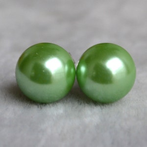 green pearl earrings,Glass Pearl earrings,8mm pearl earrings,round pearl stud earrings,bridesmaid earrings,wedding Jewelry