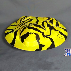 Miss Invader&#39;s yacht cardmodel kit - Obnoxiously tiger-print decorated saucer spaceship papermodel