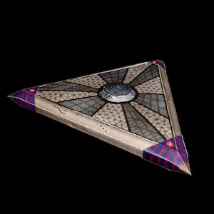 Puede incluir: Un objeto decorativo triangular de color plateado con un patrón geométrico y un centro circular negro y plateado. El objeto tiene acentos rojos y azules en los bordes.