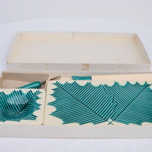 Serving set in original box, Verceram - 2 leaf-relief trays + 2 small knives – Unused, mid-century, Made in France