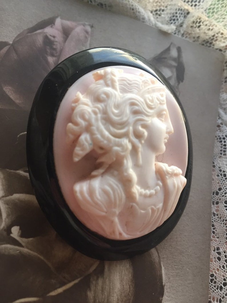 LARGE Queen Conch High Relief Antique Whitby Jet Shell Cameo Brooch 1860 s VICTORIAN