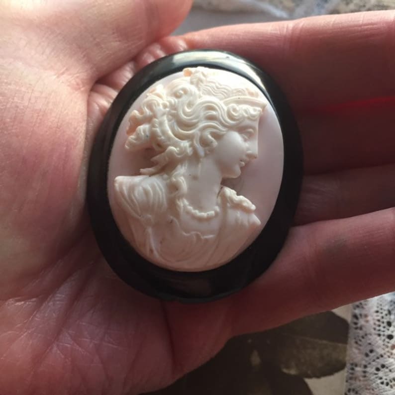 LARGE Queen Conch High Relief Antique Whitby Jet Shell Cameo Brooch 1860 s VICTORIAN