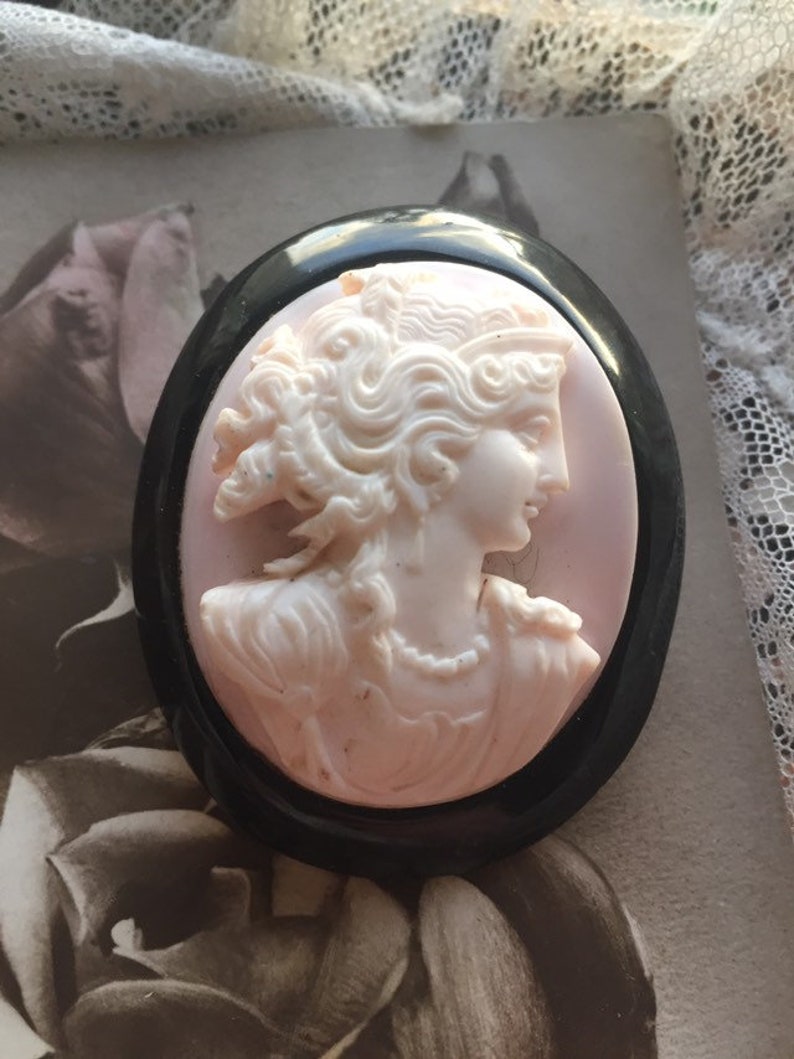 LARGE Queen Conch High Relief Antique Whitby Jet Shell Cameo Brooch 1860 s VICTORIAN