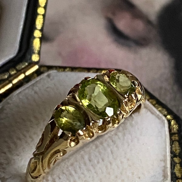 9CT Gold Peridot Trilogy Ring. VINTAGE, Graduated, Ornate Setting, UK Size P Gifts for Her