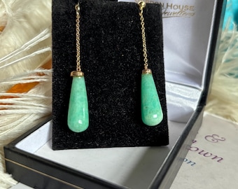 Orecchini pendenti vintage in oro 9 carati e giada naturale. Punzoni inglesi, design a siluro, catene in oro, regalo per lei.