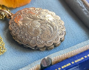 Georgisch gerold goud gegraveerd medaillon. Origineel interieur, moderne ketting, geschulpte rand, cadeaus voor haar