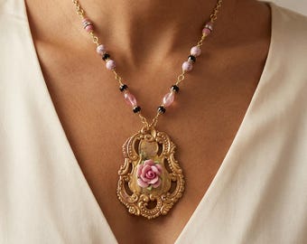 Collar de rosas Art Nouveau hecho a mano: colgante floral bañado en oro