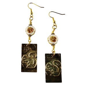 Handgefertigte Eichhörnchen Ohrringe - Naturinspirierter Messingschmuck mit Lotusperle