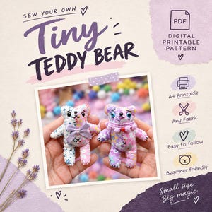 Puede incluir: Un patrón PDF digital imprimible para un pequeño oso de peluche. La imagen muestra dos pequeños osos de tela hechos a mano con patrones florales, uno con un lazo lavanda y otro con un cuello de pompones, junto a texto como Sew Your Own Tiny Teddy Bear.
