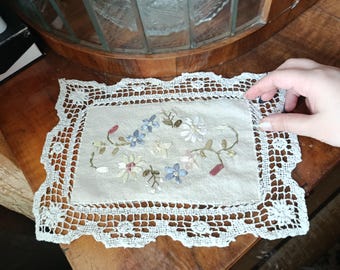 Tapete vintage de lino con bordado floral y cinta - Flores en blanco roto, marrón, rosa y verde con borde de encaje hecho a mano.