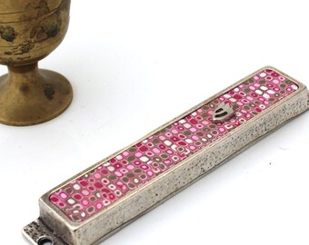 Joods cadeau babymeisje: roze mezoeza met optionele koosjere rol