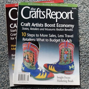 Könnte beinhalten: Das Cover des Magazins The Crafts Report zeigt ein Paar mit Perlen besetzte Cowboy-Stiefel. Die Stiefel sind rot, gelb, blau und grün. Der Titel des Magazins lautet "The Crafts Report" und die Schlagzeile lautet "Craft Artists Boost Economy".