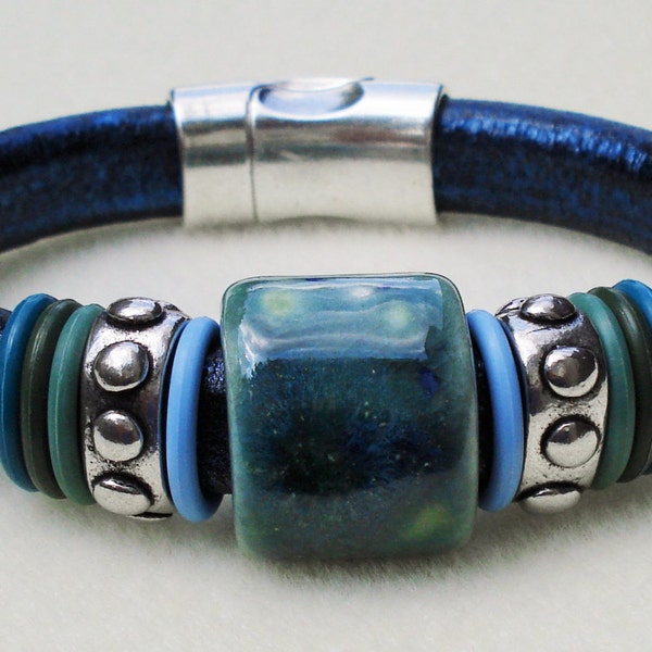 Metallic navy leather bracelet - Regaliz - ceramic bead - silver metal sliders and clasp - rubber rings