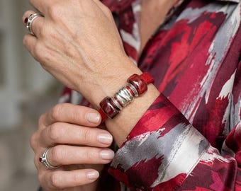 Bracciale in pelle rossa - perline in ceramica - cursori e chiusura in argento
