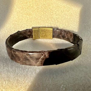 Pulsera de piel de pitón marrón - cierre magnético de latón - unisex - Regaliz