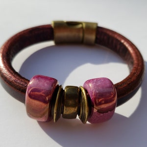 Metallic wine leather bracelet - Regaliz - mauve ceramic beads - brass sliders