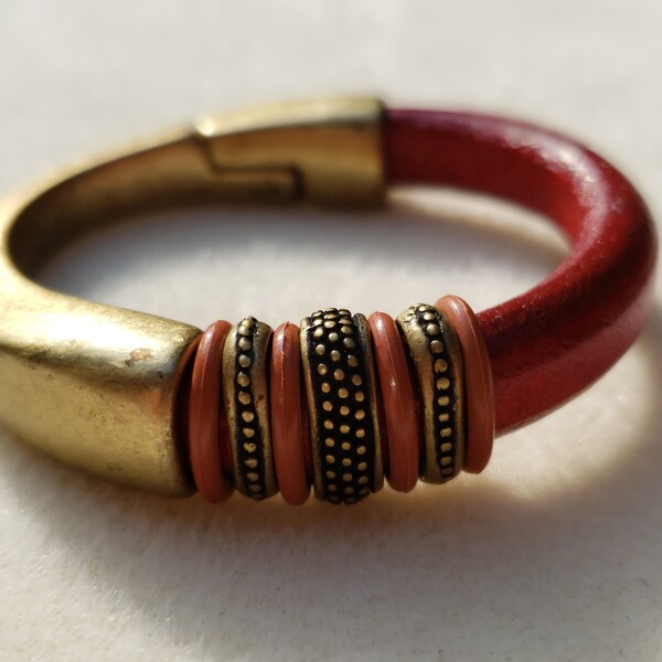 Distressed red leather bracelet - half circle magnetic clasp - Regaliz - brass sliders - rubber o-rings