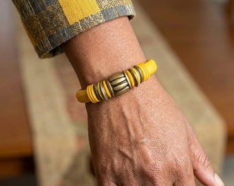 Bracciale in pelle giallo brillante - Regaliz - cursori in ottone - chiusura magnetica - anelli in gomma