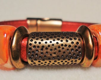 Bracelet en cuir cuivré métallisé - Regaliz - perles en céramique rouille/orange - curseurs en laiton - fermoir magnétique