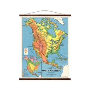Op de afbeelding: Een vintage kaart van Noord-Amerika die de fysieke kenmerken van het continent laat zien. De kaart is gedrukt op een blauwe achtergrond met gele, oranje, rode en groene kleuren om verschillende hoogtes te representeren. De kaart heeft de titel "Modern Physical Map North America" en is gedrukt door Chas. M. Scalley Co.