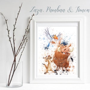 Può includere: Un dipinto ad acquerello di Timon, Pumbaa e Zazu de Il Re Leone della Disney. Lo sfondo è azzurro chiaro con schizzi di vernice bianca. I personaggi sono disegnati in stile cartone animato e sorridono.
