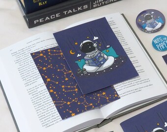 Astronaut Reader - Pack of 2 Postcards - Original Illustrations - Syfiachallenge
