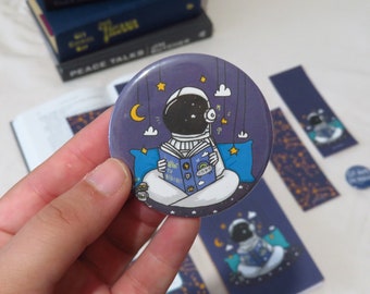 Astronaut Reader Button - 58mm Grote Pin - Illustratie - Syfiachallenge - Pinback Button