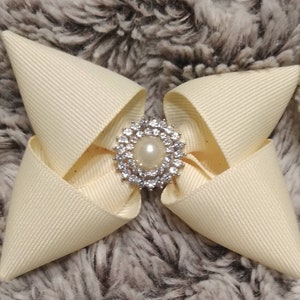 Cream color pointed bow with special finding